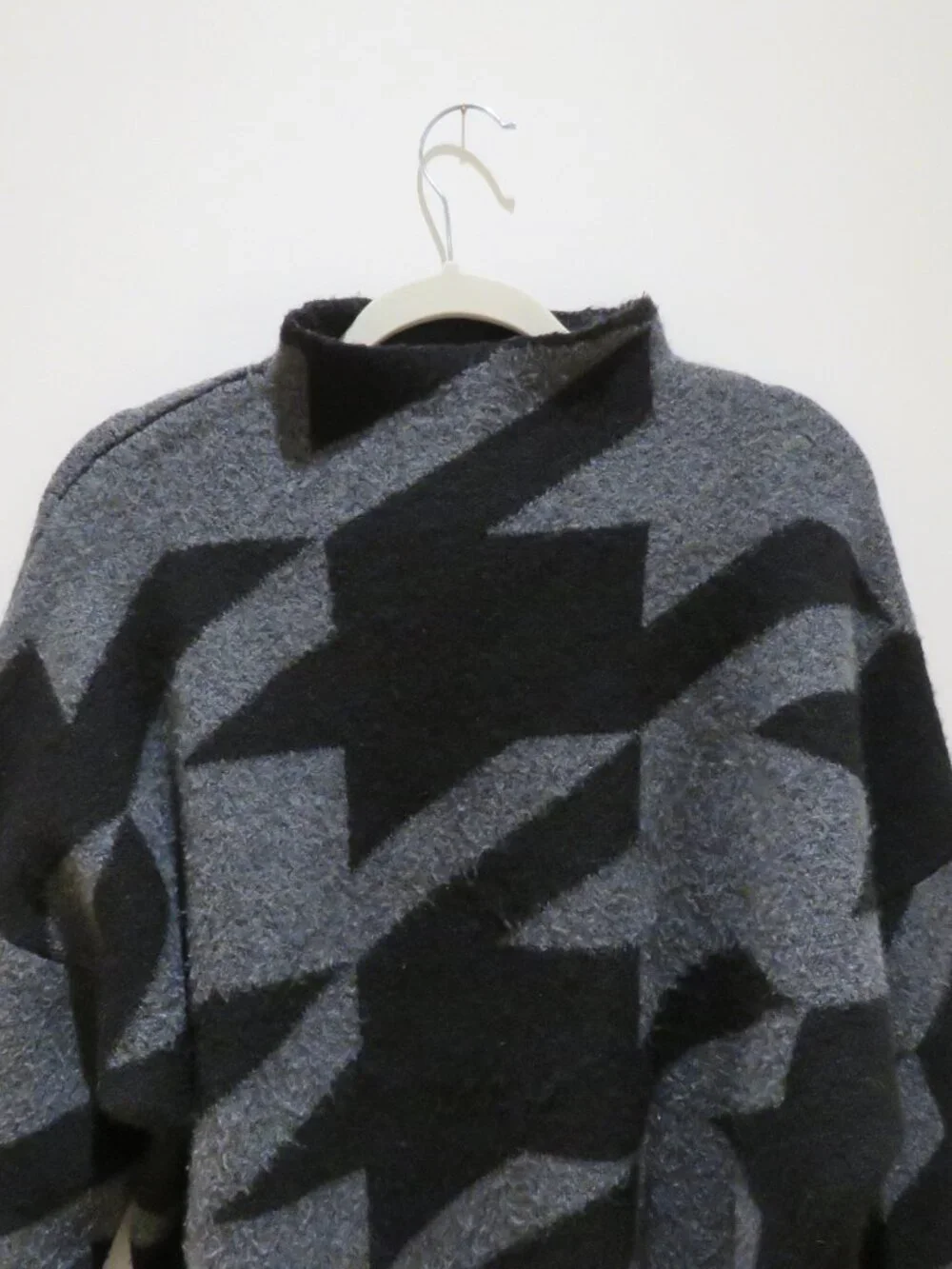 EVEREVE Brielle Large Houndstooth Pullover Mock Neck Sweater Medium Soft Comfy - Picture 3 of 14